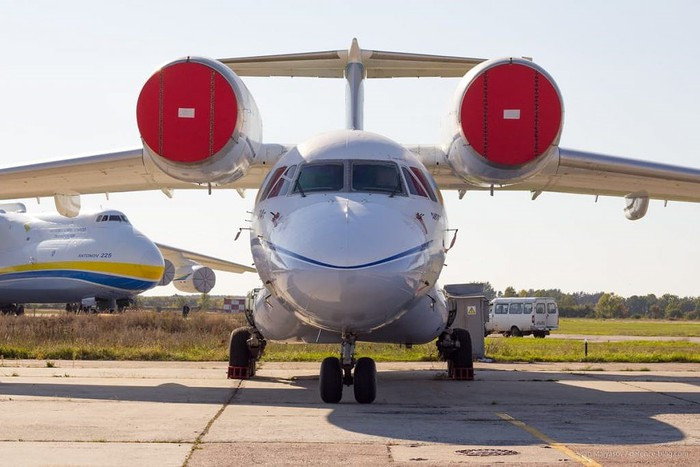 Antonov AN-72 được thiết kế như một máy bay vận tải cất, hạ cánh đường băng ngắn, dự định để thay thế loại AN-26, nhưng các biến thể của nó lại thành công với tư cách máy bay vận tải thương mại.