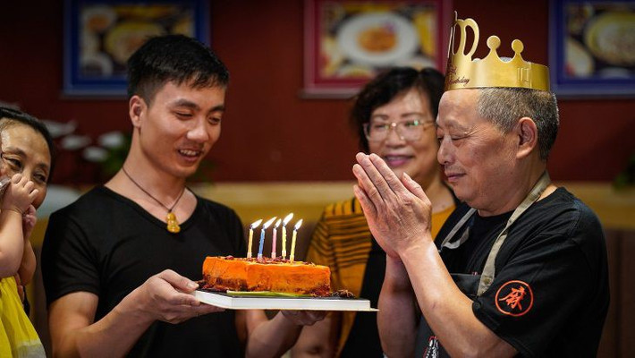 Chiếc bánh mang màu vàng cam đặc trưng quen thuộc của những nồi lẩu Tứ Xuyên.