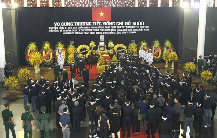 Gia đình, họ hàng đi vòng quanh linh cữu, viếng nguyên Tổng Bí thư Đỗ Mười lần cuối. (Nguồn: TTXVN)