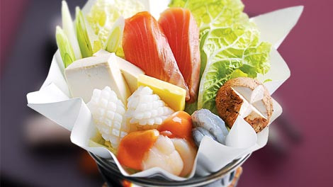 Lẩu giấy trong tiếng Nhật có tên gọi kami nabe với “kami” có nghĩa là “giấy” và “nabe” mang nghĩa là “nồi”. Tờ giấy mỏng, hoàn toàn được làm từ chất liệu tự nhiên, tiếp xúc trực tiếp với lửa để đun sôi nước lẩu thơm phức đậm đà.