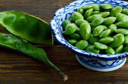 Nguyên liệu làm món ăn này gồm có đậu sa tor được chiên với ớt, thịt gà, thịt lợn, thịt bò hoặc tôm.