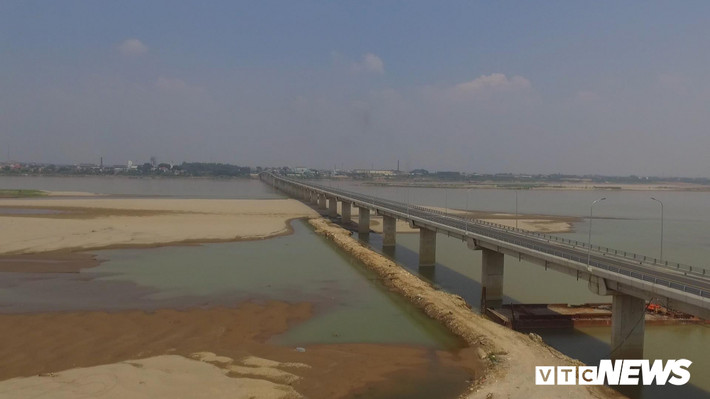 Cây cầu có tổng chiều dài và đoạn tuyến chính đường hai đầu cầu khoảng 9,46 km, bắc qua sông Hồng, nối huyện Ba Vì và TP Việt Trì (tỉnh Phú Thọ).