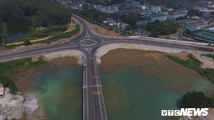 Trong đó, chiều dài đường dẫn phía Phú Thọ khoảng 0,26 km, chiều dài cầu vượt sông khoảng 1,55 km, chiều dài đường dẫn phía Hà Nội khoảng 7,54 km.