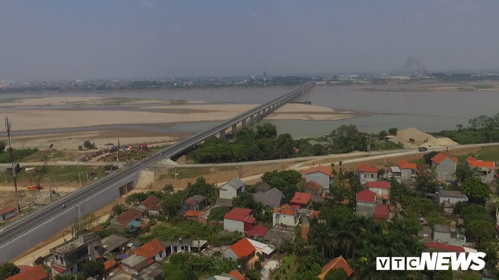 Công trình cầu Việt Trì-Ba Vì (cầu Văn Lang) nối quốc lộ 32 với quốc lộ 32C theo hình thức hợp đồng BOT đến nay đã hoàn thành.