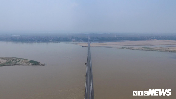 Sau hơn hai năm xây dựng, cầu Việt Trì - Ba Vì (cầu Văn Lang) bắc qua sông Hồng dự kiến thông xe vào ngày 7/10.