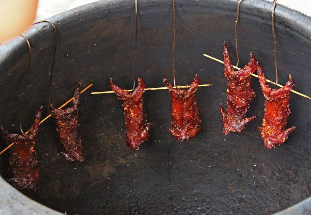 Khoảng 45 phút sau chuột chín vàng vừa phải, nếu để lâu nữa chuột sẽ giòn hơn nhưng xuống màu không đẹp.