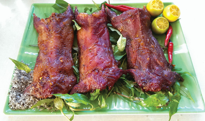 Chuột đồng quay lu có lẽ là ngon hơn cả và nhất định phải là chuột của mùa lúa tháng 9, tháng 10, cũng là mùa nước nổi.