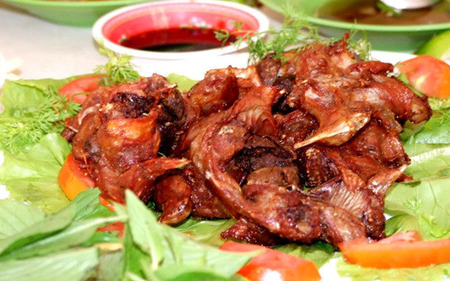 Người chế biến phải rất khéo, vừa quay vừa trở tay, thêm mỡ, thêm nước gia vị, để sao cho lớp da bên ngoài giòn, vàng óng, không bị khô quá mà bên trong thịt vẫn chín mềm.