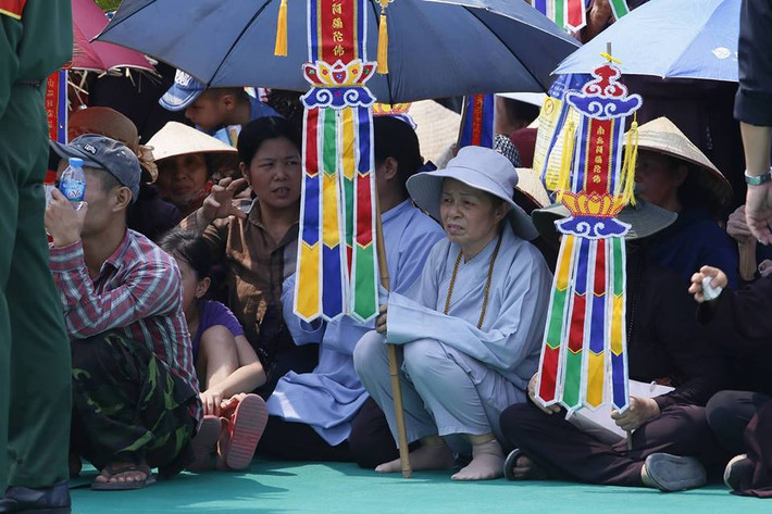 Thế nhưng trước đó, người dân xã Đông Mỹ nói riêng và các vùng lân cận nói chung đã không quản trời trưa nắng, tập trung tại khu vực sẽ diễn ra Lễ an táng để được một lần tiễn đưa nguyên Tổng Bí thư Đỗ Mười về nơi an nghỉ cuối cùng.