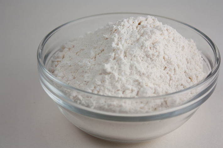 Bột mì trắng và bột mì đã chế biến: Các nghiên cứu cho thấy rằng việc sử dụng bột mì trắng đã qua xử lý là một trong những nguyên nhân hàng đầu gây ra bệnh béo phì. Thay vào đó, bạn nên tiêu thụ 100% bột ngũ cốc nguyên hạt.