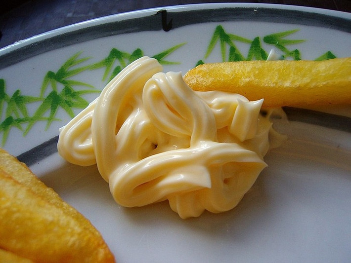 Mayonnaise chứa ít nhất 80% chất béo. Đó chính là lý do khiến bụng bạn tích tụ chất béo nếu ăn nhiều mayonnaise.