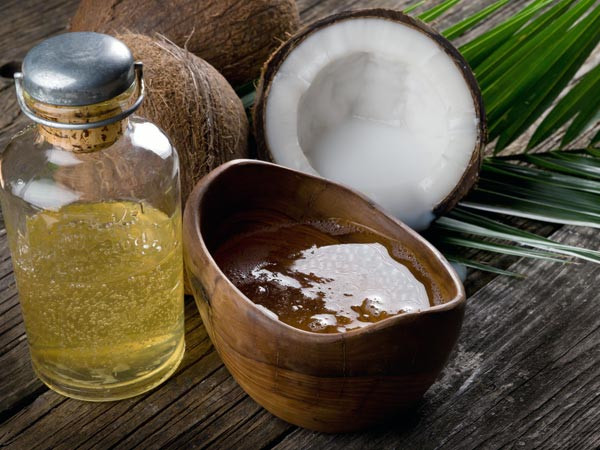 Dầu dừa: Axit béo omega-3 trong dầu dừa có khả năng kích thích việc sản xuất serotonin và cũng làm dịu các dây thần kinh của bạn. Ảnh: Boldsky, Internet.