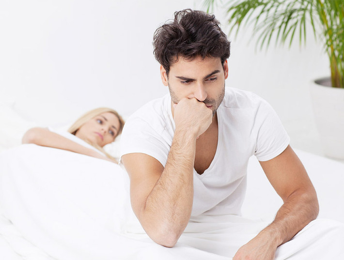 Tránh rối loạn cương dương: Giấc ngủ đủ 7-8 tiếng giúp phục hồi và làm tăng mức testosterone để làm tăng ham muốn “yêu”.