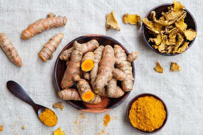 Củ nghệ là một trong những gia vị tốt nhất giúp ngăn ngừa viêm nhiễm và bệnh tật. Thực phẩm quen thuộc này có khả năng chống lại ung thư nhờ chất curcumin - một hoạt chất khiến chúng có màu cam và chống viêm cao trong cơ thể.