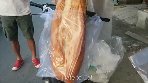 Bánh mì khủng có giá khoảng 50.000 đồng/ổ.