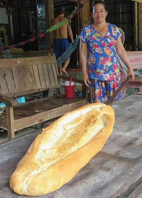 Chiếc bánh mì “khủng” có kích thước từ 0,9-1,2m, cân nặng từ 2kg đến 3,5kg khiến nhiều người đi ngang qua phải ngoái cổ ngắm nhìn.