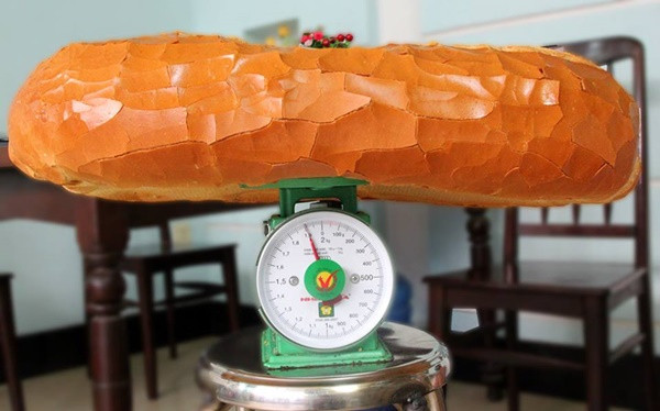 Từ trước nay, bánh mì khủng đã xuất hiện ở nhiều nơi nhưng ít có nơi nào đạt kích thước khủng như bánh mì ở An Giang.