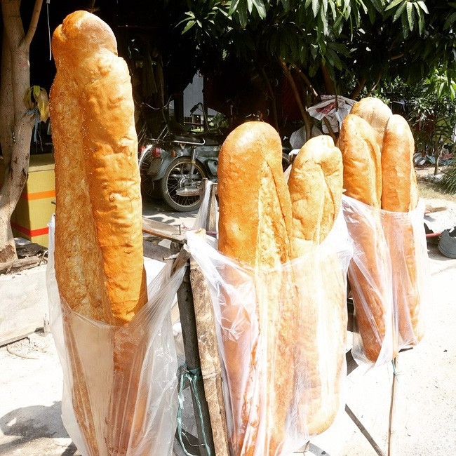 Trong suốt quá trình nướng, người thợ phải tỉ mỉ canh lửa, vừa thăm liên tục vừa trở đều tay để bánh không khét.