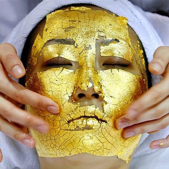 Vàng 24K giúp da săn chắc hơn, giảm nhăn và những vết nám, tàn nhang trên gương mặt. Sau khi dùng, bạn sẽ có làn da sáng mịn đầy sức sống. Ảnh: Internet.