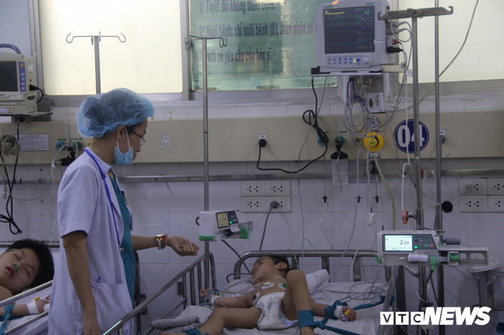 Thời điểm tháng 7, tháng 8 /2018 khoa Nhiễm – thần kinh, Bệnh viện Nhi Đồng 1 chỉ có 20 - 30 bé bị bệnh sởi và tay chân miệng, nhưng giữa và cuối tháng 9 số bệnh nhi tăng đột biến.