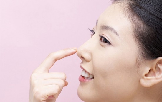 Gân xanh ở mũi: Những người có gân xanh ở mũi thường mắc phải các triệu chứng như đau bụng, đầy hơi, khó tiêu, đi ngoài khó, cơ thể nhợt nhạt, xanh xao... Ngoài ra, nếu gân xanh xuất hiện ở vùng miệng thì nó cảnh báo bạn đang gặp vấn đề phụ khoa, đau thắt lưng hay thấp khớp chân.