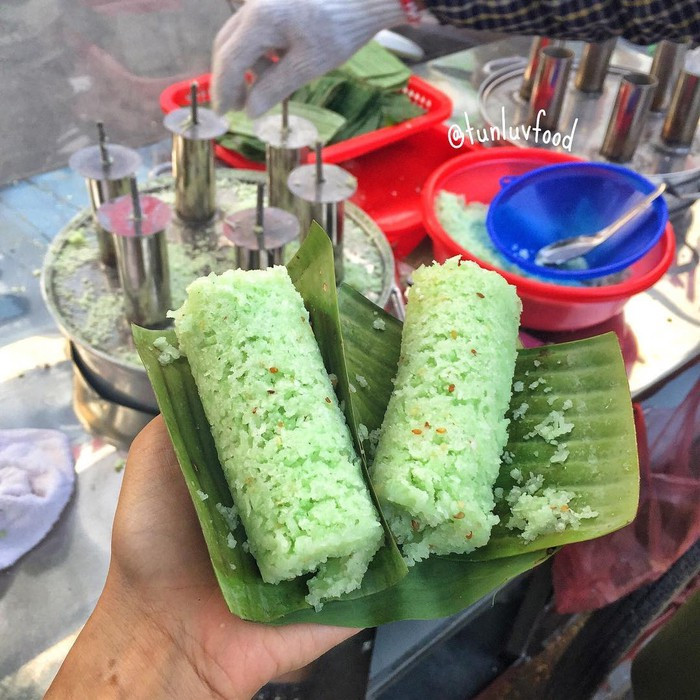 Muốn bánh ống lá dứa hấp dẫn hơn, khi chín, người ta rắc thêm chút dừa nạo sợi và vừng hay lạc rang giã nhỏ.