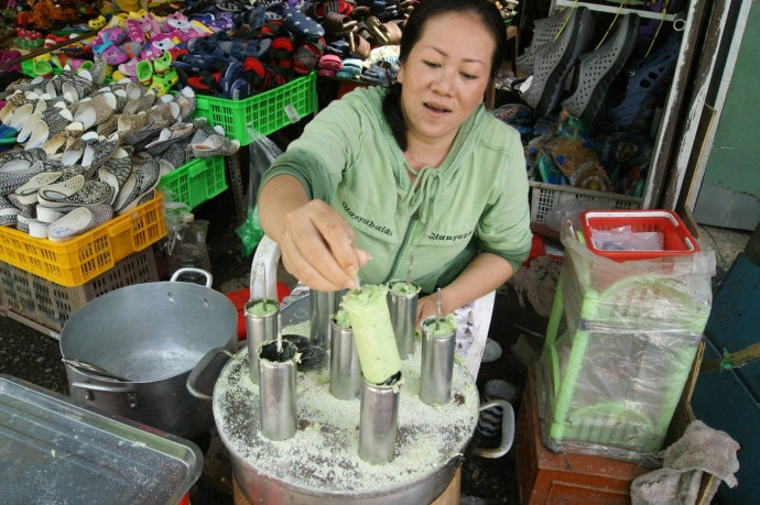 Người ta cho bột vào trong khuôn bánh rồi đặt ống thẳng đứng trên nắp nồi, hấp cách thủy khoảng 2 phút.