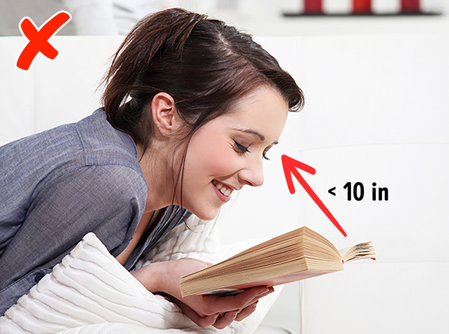 Giữ sách quá gần mắt khi đọc: Nếu nhìn ở khoảng cách gần trong thời gian dài, hệ thống điều tiết của mắt không được nghỉ ngơi, mắt dễ bị mỏi, thị lực bị giảm sút có thể gây bệnh cận thị, thậm chí cận thị nặng.