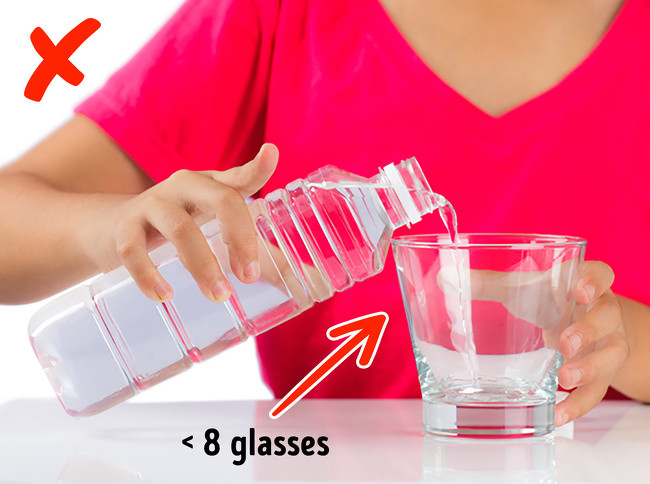 Không uống đủ nước: Nếu uống ít hơn 8 ly nước mỗi ngày, cơ thể chúng ta bắt đầu bị mất nước. Nó dẫn đến việc sản xuất nước mắt thấp và điều này khiến đôi mắt bị khô.