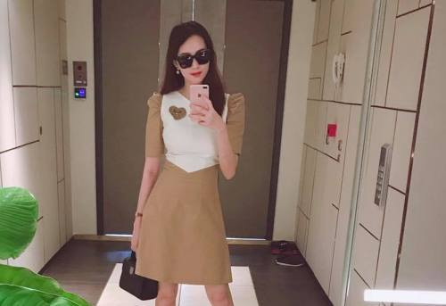 Sau sinh một tháng, cô đã giảm được tới 10kg và tự tin diện những trang phục ôm dáng, thắt eo.