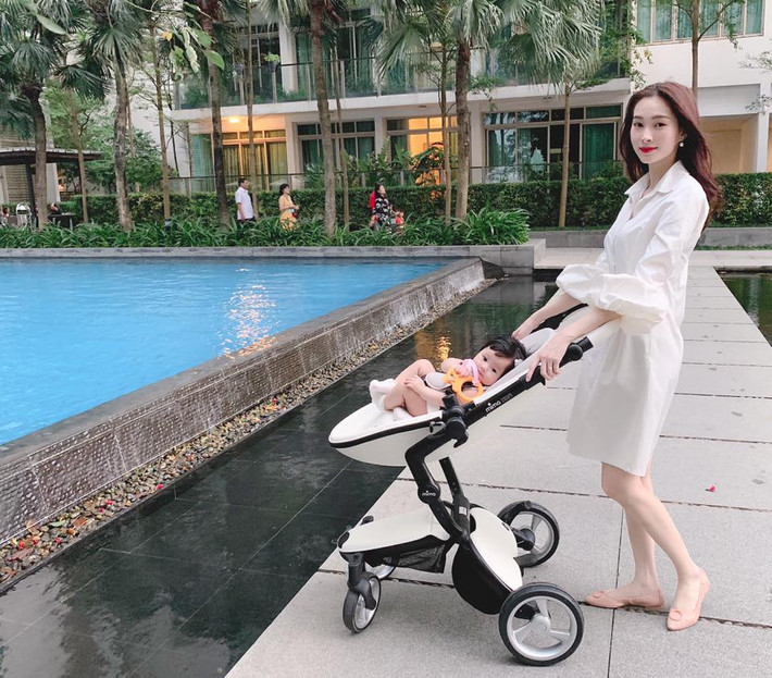 Người đẹp khá chuộng những trang phục màu trắng.