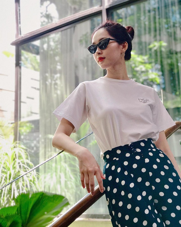 Cô sở hữu vẻ ngoài sang chảnh, thần thái khí chất trong bộ cánh đen trắng đơn giản.