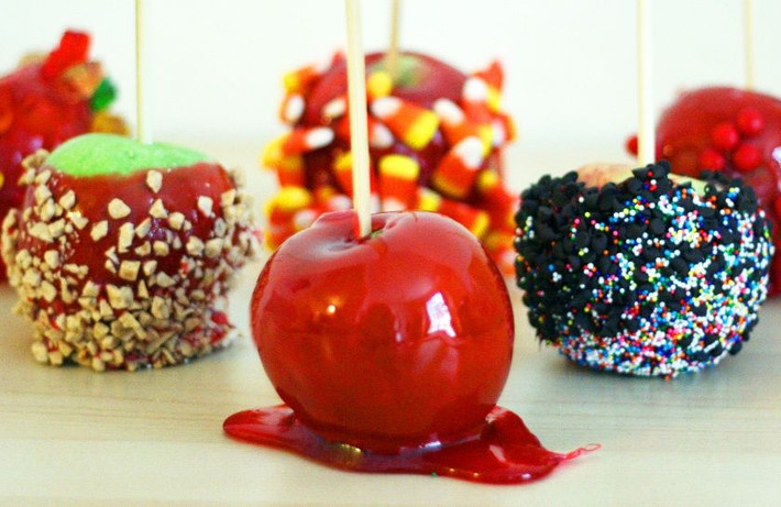 Kẹo táo (Mỹ): Một trong những món ăn vặt điển hình của ngày lễ Halloween chính là kẹo táo.