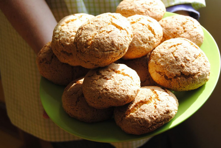 Pão-por-deus (Bồ Đào Nha): Đây là một chiếc bánh nhỏ, có hình tròn và làm từ nhiều nguyên liệu như nho khô, quả lý chua, gừng, hạt phỉ, quế.