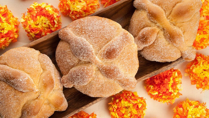 Pan de muerto – bánh mì người chết của Mexico: Theo truyền thống, món “bánh mì của người chết” này được nướng vào những ngày trước Day of the Dead (Ngày của những linh hồn). Bánh được làm từ bột mì, nước hoa cam, hạt hồi và các nguyên liệu khác tùy vùng.