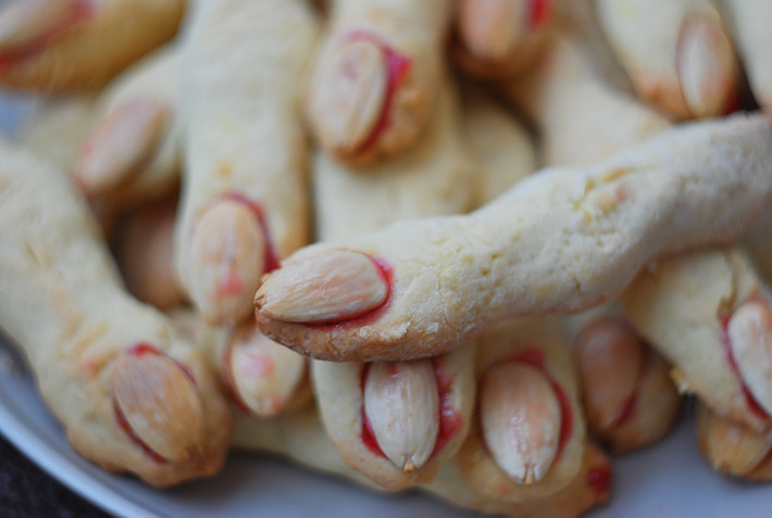 Dolci dei morti (Italy): Lễ All Souls’ Day của người Italy rơi vào ngày 2/11. Trong đó, một món ăn không thể thiếu là bánh quy “đậu của người chết”. Bánh được làm từ hạnh nhân giã nhỏ, hạt thông, quế và vỏ chanh mài.