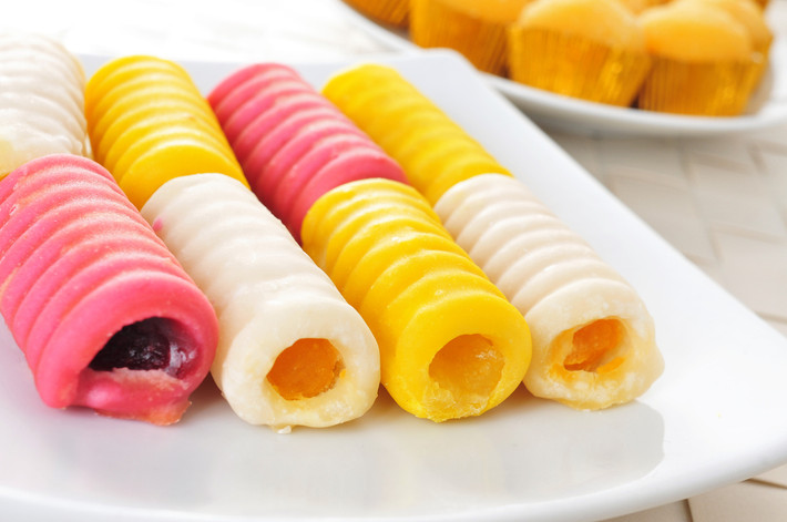 Huesos de santo (Tây Ban Nha): Những chiếc bánh được tạo hình xương này có lớp vỏ mềm và nhân làm từ sốt hạnh nhân.