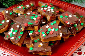 Kẹo toffee (Anh): Kẹo toffee là món ăn không thể thiếu trong dịp Halloween ở Anh. Người ta sẽ dùng bơ, mật đường đen, đường để nấu thành những miếng kẹo dẻo dai, óng ả.
