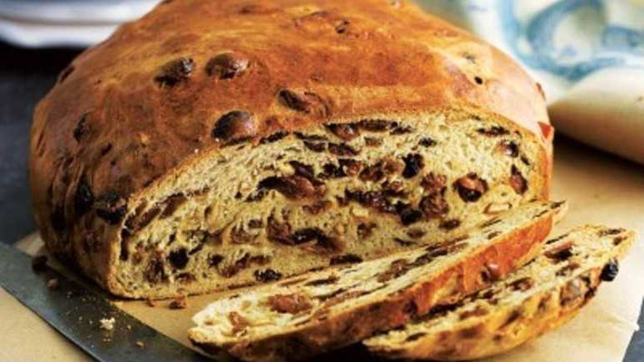 Barmbrack (Ireland): Đến đây vào dịp lễ Halloween (hay All Hallows’ Eve theo cách gọi của người Ireland), bạn sẽ có cơ hội thưởng thức những chiếc bánh mì hoa quả độc đáo, thơm ngon.