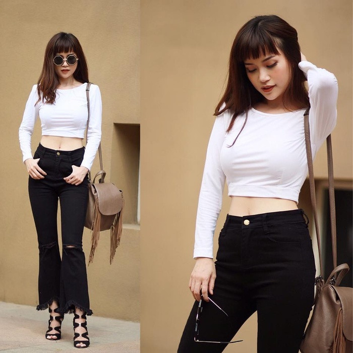 Với lợi thế vòng eo “con kiến” gợi cảm, Sĩ Thanh tạo dáng với thời trang như áo croptop, quần ống vẩy cạp cao, sandals dây đan.
