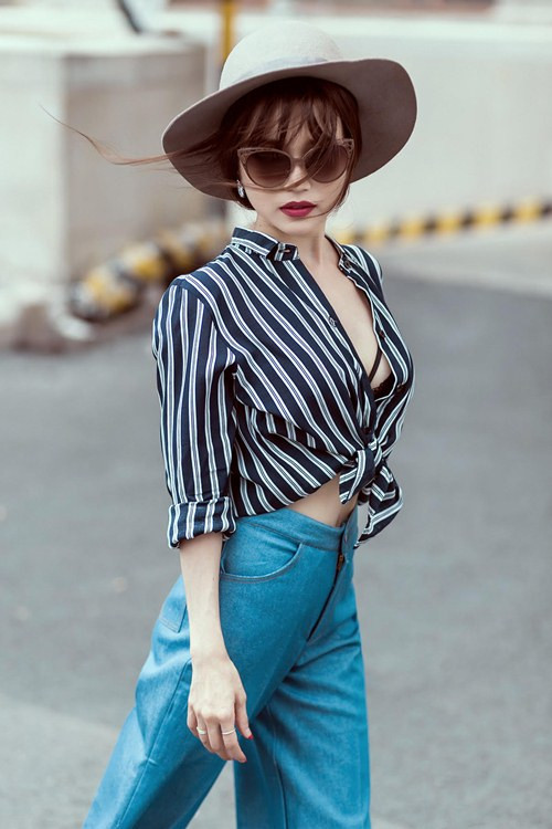 Nữ ca sĩ thu hút mọi ánh nhìn khi phối trang phục với áo sơ mi cách điệu, tôn lên vòng 1 đầy gợi cảm vốn là thế mạnh.