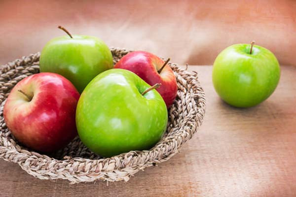 Ngoài ra, táo còn chứa kali và các chất chống oxy hóa giúp ngăn ngừa bệnh ung thư và lão hóa ở con người. Lượng canxi trong táo cũng cao hơn trong các loại hoa quả, giúp trung hòa lượng muối dư thừa trong cơ thể.