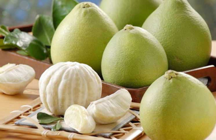 Bưởi có tính thanh nhiệt và rất có lợi cho sức khỏe con người. Trong bưởi có một lượng lớn đường tự nhiên, canxi, phootspho (đặc biệt là bưởi không hạt), vitamin A và carotene. Các nghiên cứu đã chỉ ra rằng, bưởi có những công dụng như: hỗ trợ hệ tiêu hóa, hạn chế các bệnh do thừa axit gây ra, hạn chế nguy cơ bệnh tiểu đường, trị bệnh cúm, hạ sốt...