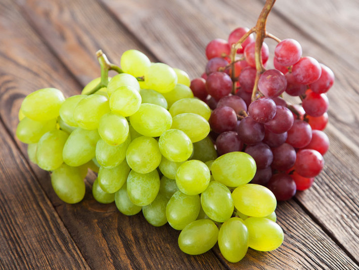 Ngoài ra, trong quả nho còn chứa nhiều đường gluco và fructose dễ hấp thụ, các vitamin và khoáng chất có tác dụng tăng sức đề kháng cho cơ thể.