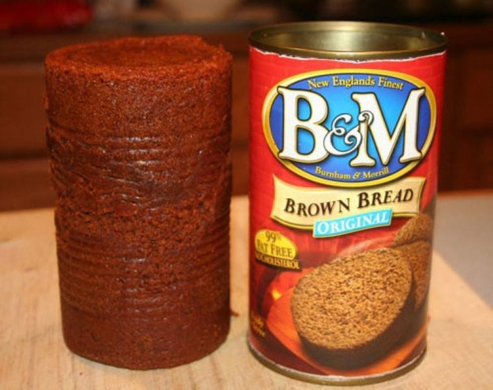 5. Bánh mì đóng hộp: Bánh mì nâu của B & M là một món ăn được chế biến từ nguyên liệu tự nhiên. Bạn có thể ăn lạnh hoặc hâm nóng trong lò vi sóng. Món ăn kỳ lạ này khá thích hợp cho chuyến đi dã ngoại dài ngày.