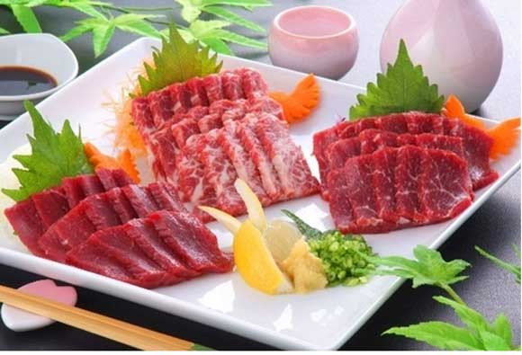Thịt ngựa sống được chế biến giống sushi và vị của basashi cũng khá giống những loại cá sống trong món ăn này.