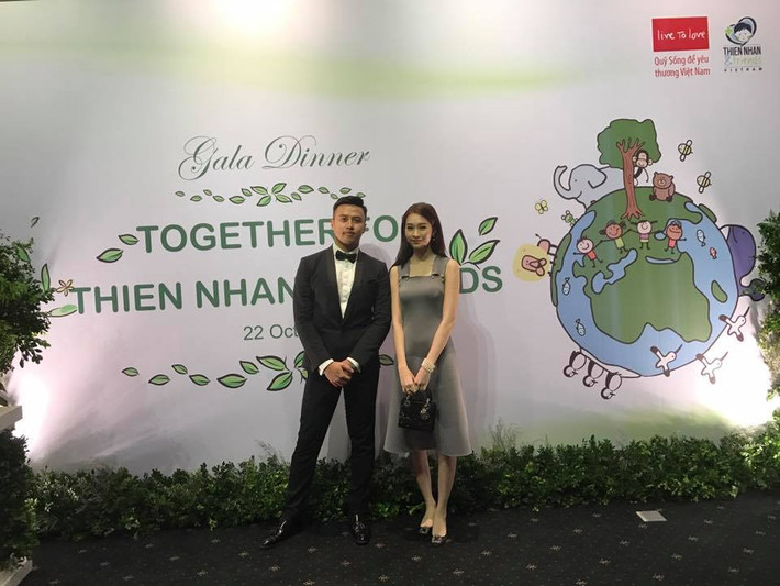 Trong các sự kiện, chàng doanh nhân trẻ thường chọn áo vest lịch lãm. Bức hình anh chụp cùng bạn thân là hoa hậu Thu Thảo.