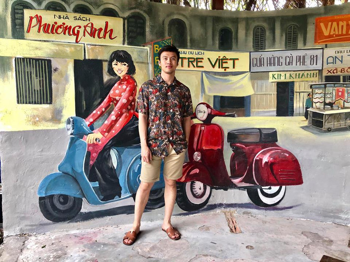 Thậm chí, Shark Khoa còn cá tính với áo hoa quần short.