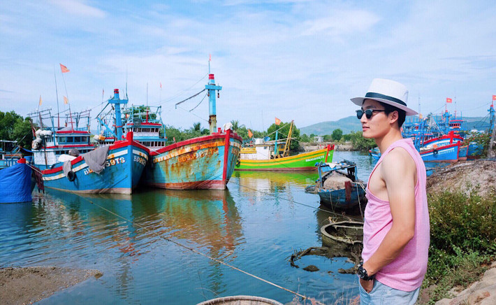 Thời trang đi chơi của anh khá thoải mái và nam tính. Ảnh: FBNV.