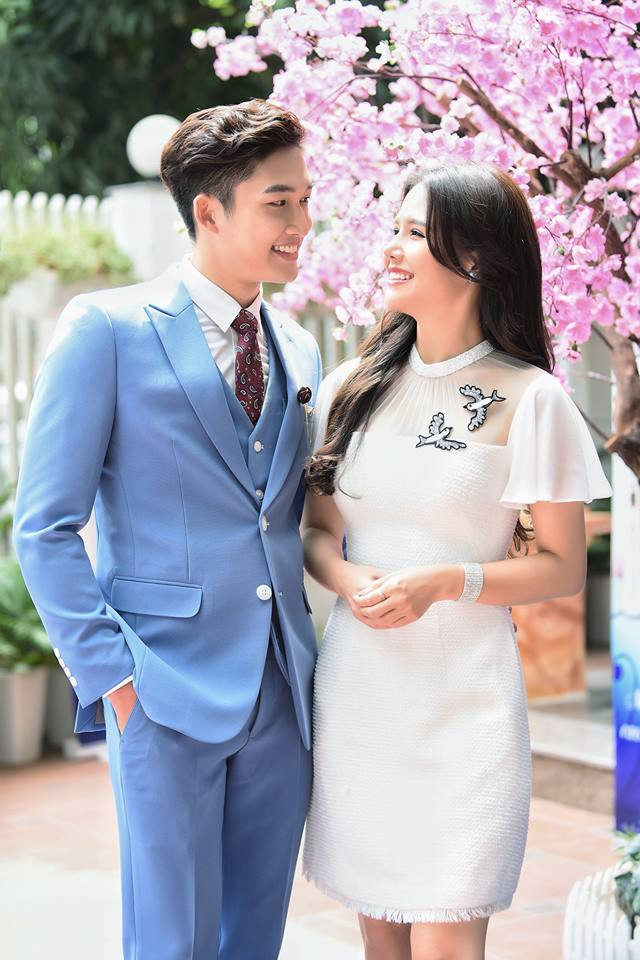 Đình Tú có phong cách thời trang lịch lãm khác hẳn trong phim.